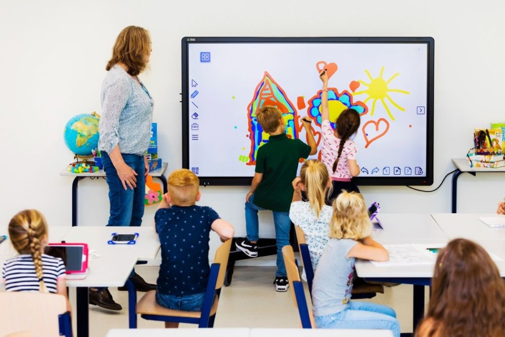 Lehrer und Kinder zeichnen auf Whiteboard