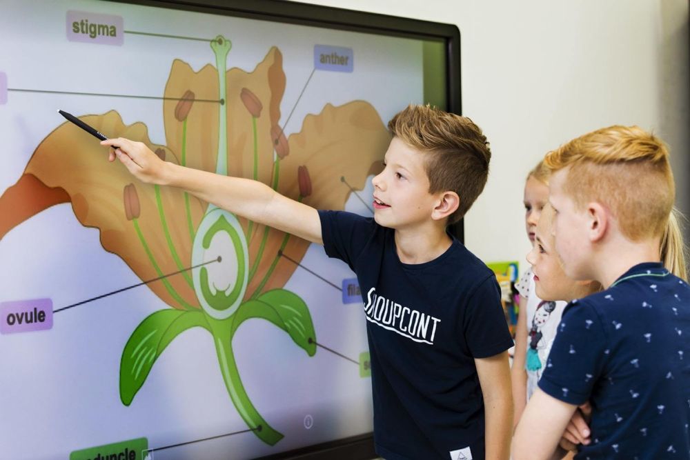 Kinderen die aanwijzen op touchscreen