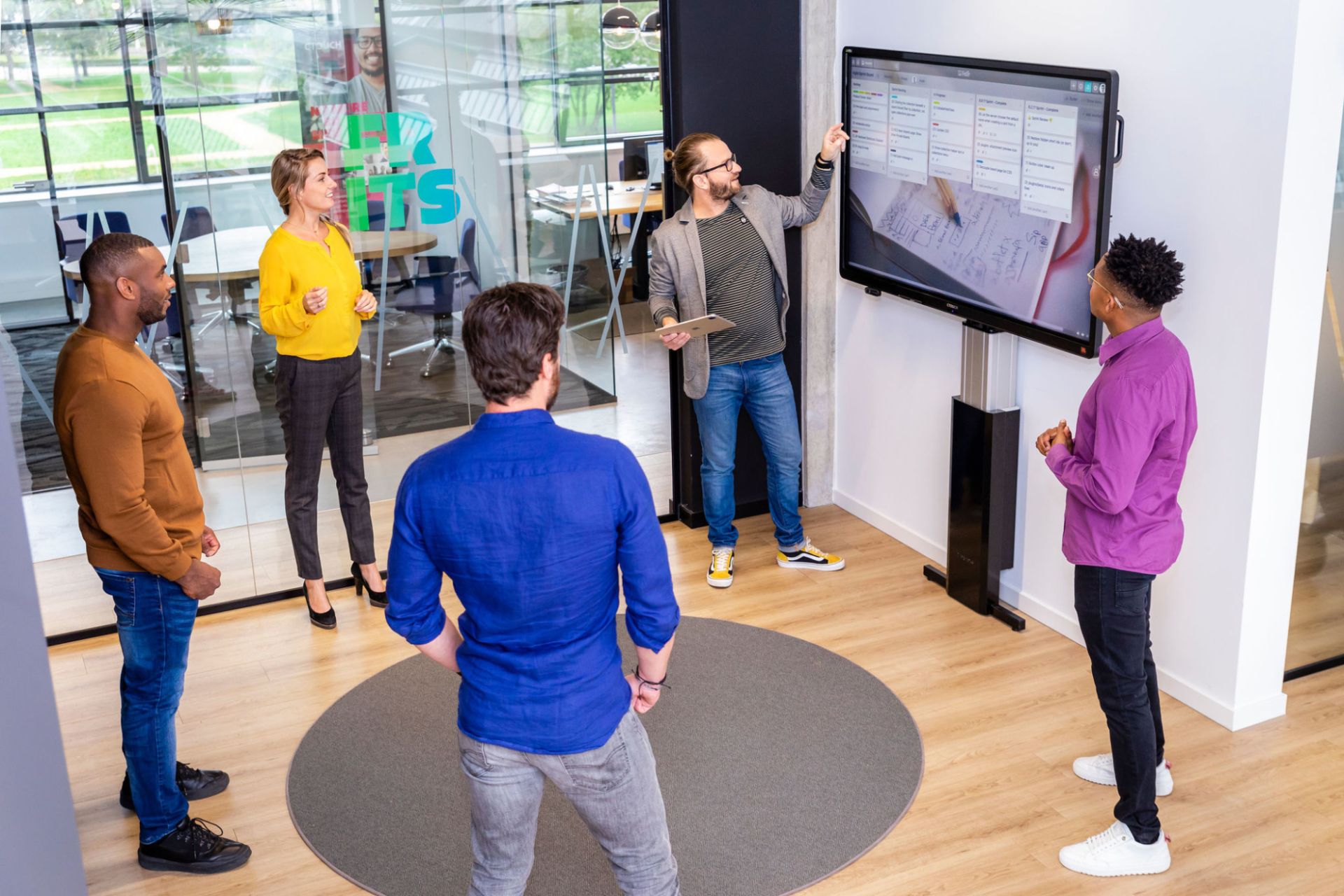 The team standup meeting met presentatiescherm